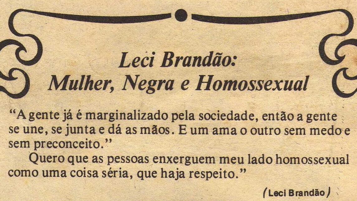 Recorte de um jornal com o título "Leci Brandão: Mulher Negra e Homossexual". Acima do título há um enquadramento do texto em linhas arredondadas, e abaixo do título está escrito "'A gente já é marginalizado pela sociedade, então a gente se une, se junta e dá as mãos. E um ama o outro sem medo e sem preconceito. Quero que as pessoas enxerguem meu lado homossexual como uma coisa séria, que haja respeito.' (Leci Brandão)".