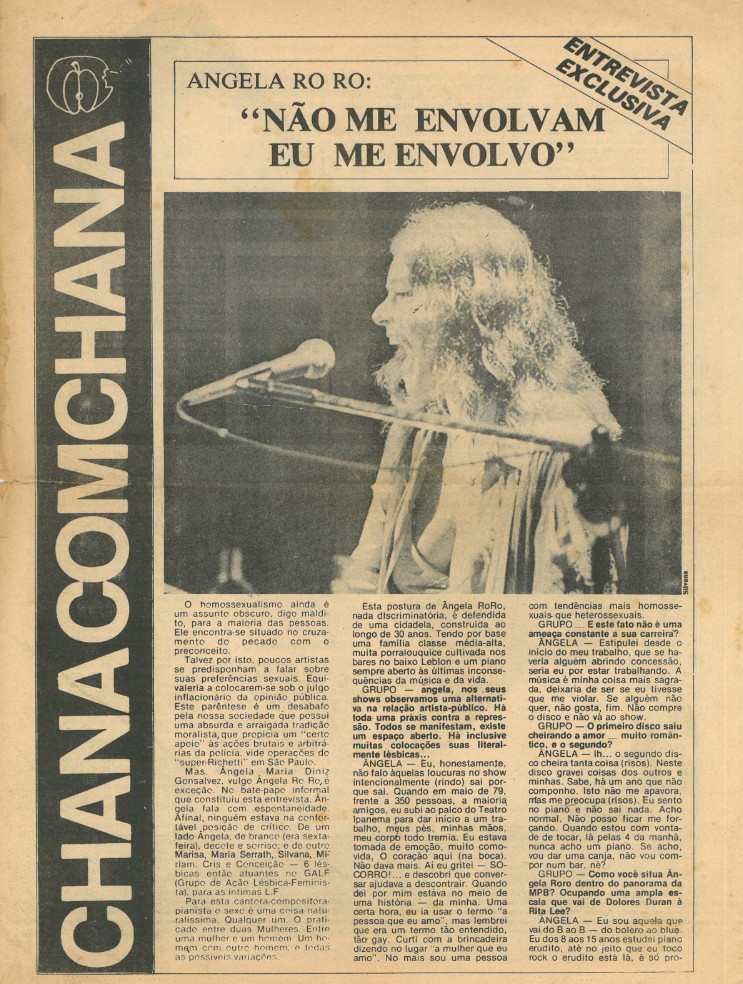 Recorte de um jornal com o título "Angela Ro Ro: 'Não me envolvam, eu me envolvo'". Do lado direito do jornal está o nome em uma tarja preta, escrito "ChanacomChana". Acima do título há um enquadramento do texto, e abaixo do título está a imagem da Angela Ro Ro. Abaixo da imagem está o texto da entrevista.