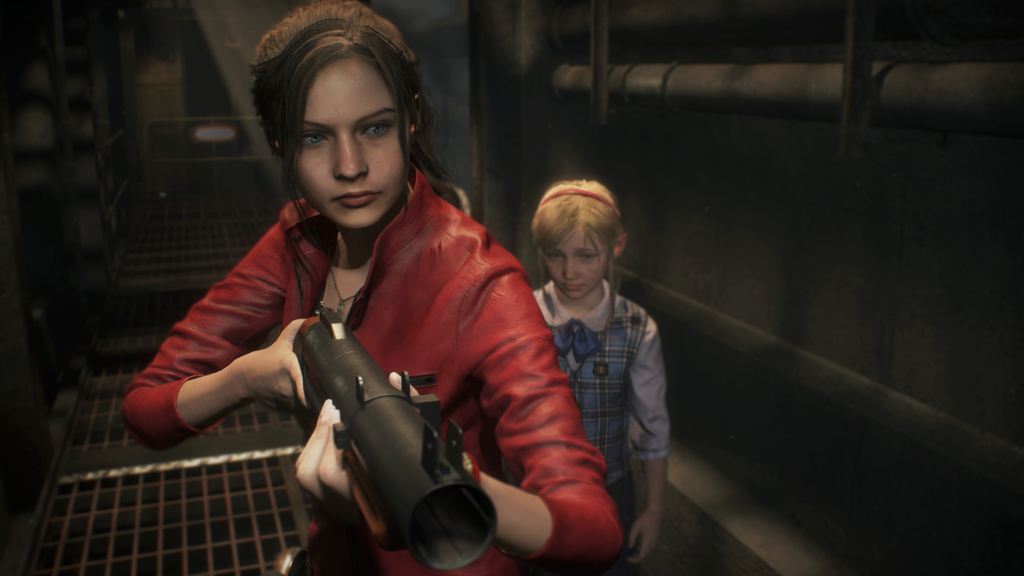 Cena do jogo Resident Evil 2: Claire anda por um corredor industrial apontando um lançador de granadas para frente, com a pequena Sherry atrás de si. Claire é uma jovem mulher caucasiana de cabelos castanhos, amarrados num rabo de cavalo. Ela usa uma jaqueta vermelha fechada e, em seu pescoço, vemos um colar. À sua direita, Sherry é uma criança caucasiana de cabelos loiros, usando um uniforme escolar azul claro xadrez, com uma camisa branca por baixo e um laço azul no pescoço. Na sua cabeça, uma tiara vermelha prende seu cabelo no lugar. Claire segura um lançador de granadas com as duas mãos, composto por um grande cano circular com um cabo de madeira. As duas andam por um corredor de concreto iluminado com luzes amarelas que vêm de cima. O piso é composto de grades e nas paredes vemos tubos horizontais cruzando o espaço.