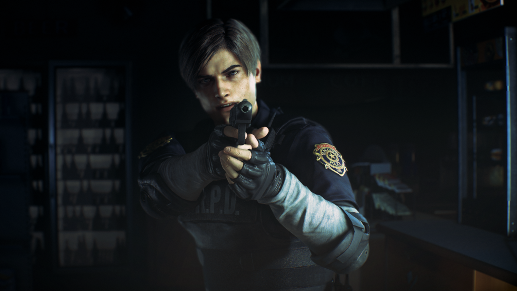Cena do jogo Resident Evil 2: Leon Kennedy está com a arma apontada para a direção da câmera, no meio de uma loja de conveniência. Leon é um homem caucasiano loiro e jovem, usando um uniforme azul da polícia de Raccoon City, com a sigla R.P.D. em letras brancas no colete. Ele usa uma camisa sem mangas com a insígnia dourada do departamento nos braços, por cima de uma camiseta cinza, com luvas e braçadeiras pretas. Ele segura uma pistola preta com as duas mãos. Atrás dele, à esquerda, vemos uma geladeira com algumas garrafas e, à direita, um balcão com algumas revistas espalhadas. A única fonte de luz vêm da direção da câmera.