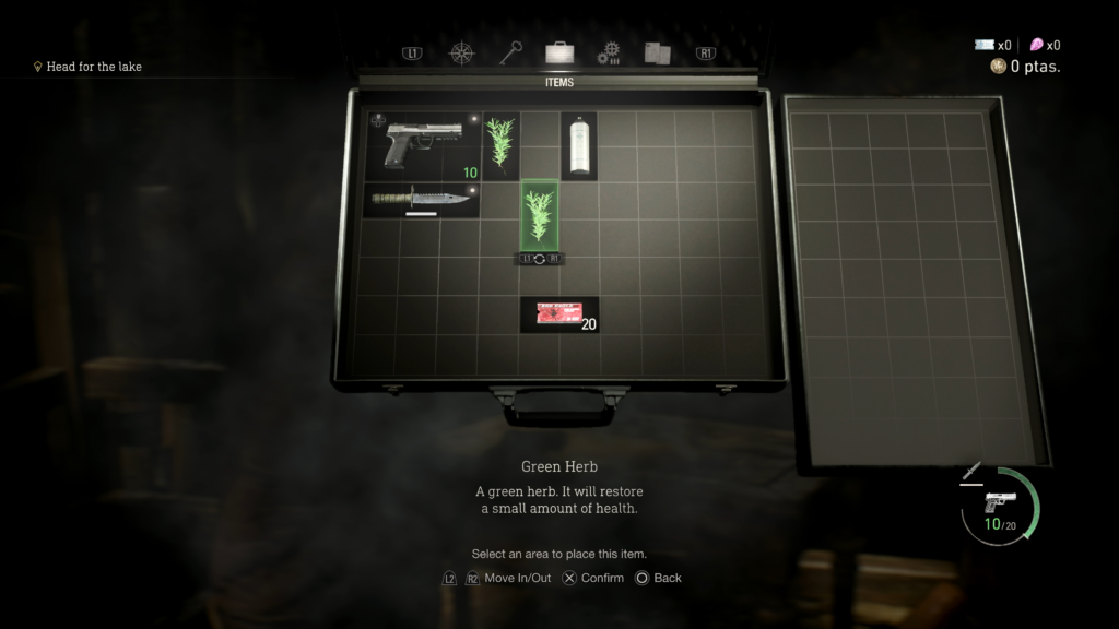 Cena de Resident Evil 4: o menu de itens do jogo, representado por uma maleta retangular, dividida em duas colunas de quadrados. Uma pistola ocupa seis quadrados, uma faca ocupa três, duas ervas verdes ocupam dois quadrados cada, um spray de primeiros socorros ocupa dois espaços e a munição da pistola também ocupa dois espaços. Acima da maleta, outros ícones simbolizam outras abas do menu, enquanto abaixo aparece uma descrição do item selecionado dentro da maleta e as ações disponíveis dentro dela. NO canto superior esquerdo, o objetivo atual de Leon, marcado com um diamante dourado. No canto superior direito, símbolos e números exibem a quantidade atual de pesetas, espinélios e tickets de melhoria de armas. No canto inferior direito, símbolos representam a vida atual de Leon com uma meia lua verde, a arma equipada, sua munição disponível e o estado atual de sua faca.