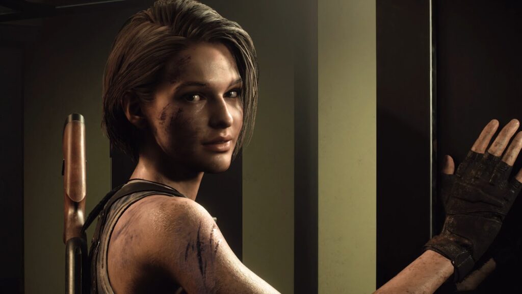 Cena do jogo Resident Evil 3: Jill Valentine para momentaneamente antes de sair da sala. Jill é uma mulher caucasiana de cabelos castanhos e curtos, usando uma regata azul e um coldre nos ombros. Ela segura no batente metálico da porta com sua mão direita, coberta por uma luva preta sem dedos. Vemos uma escopeta com cabo de madeira pendurada em seu ombro. Ela está coberta de sujeita, com cicatrizes no rosto e no ombro direito. As paredes do aposento são beges e claras.