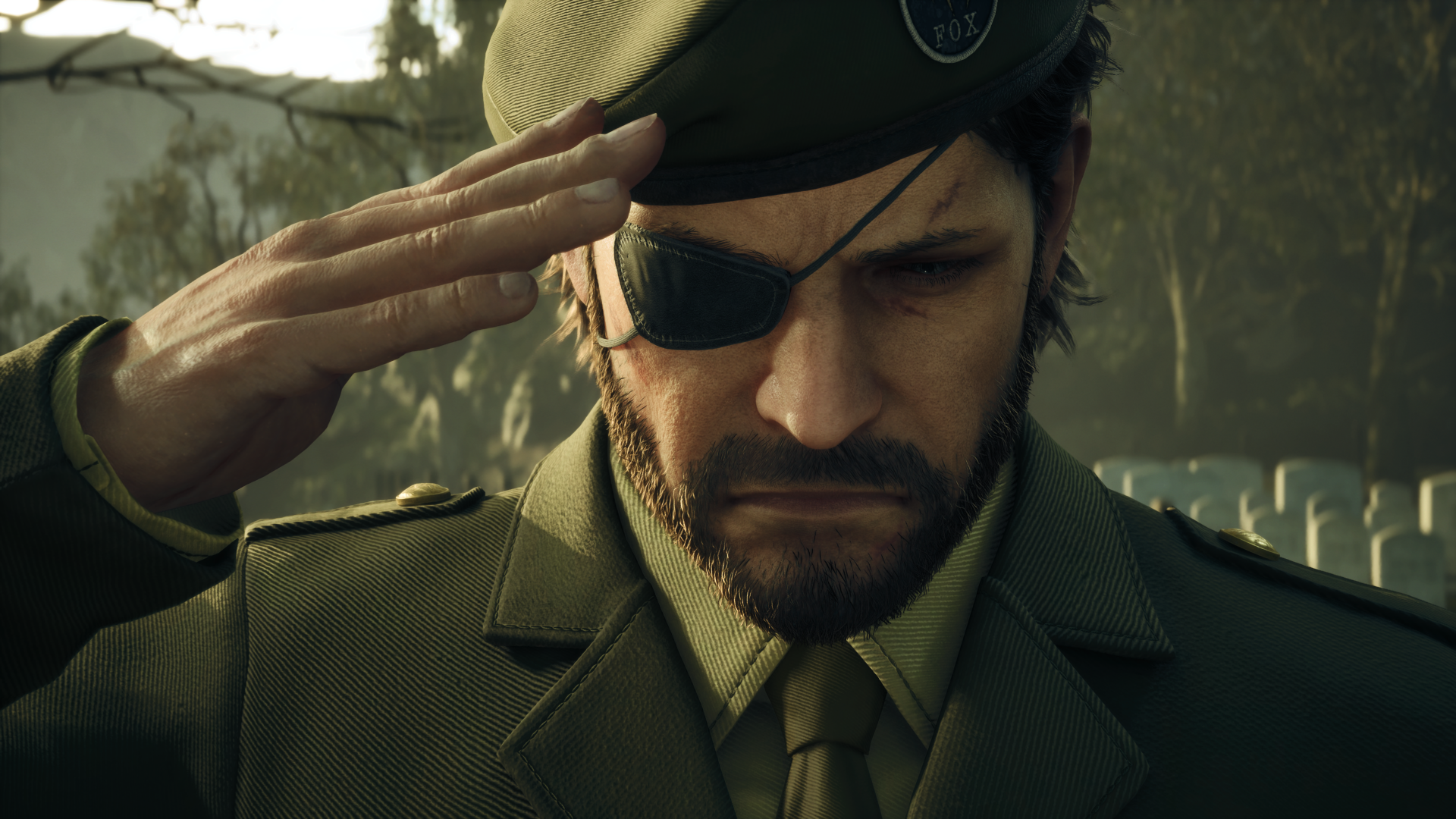 Cena do jogo Metal Gear Solid Delta: Snake Eater. Snake, um soldado caolho com vestes militares formais, bate continência num cemitério. Snake é um homem caucasiano de barba e cabelos castanhos, com um tapa-olho em seu olho direito, usando uma boina verde com a palavra "FOX" sobreposta num emblema negro. Atrás dele vemos lápides brancas se estendendo ao horizonte e galhos de uma árvore sem folhas por cima de seu ombro direito.