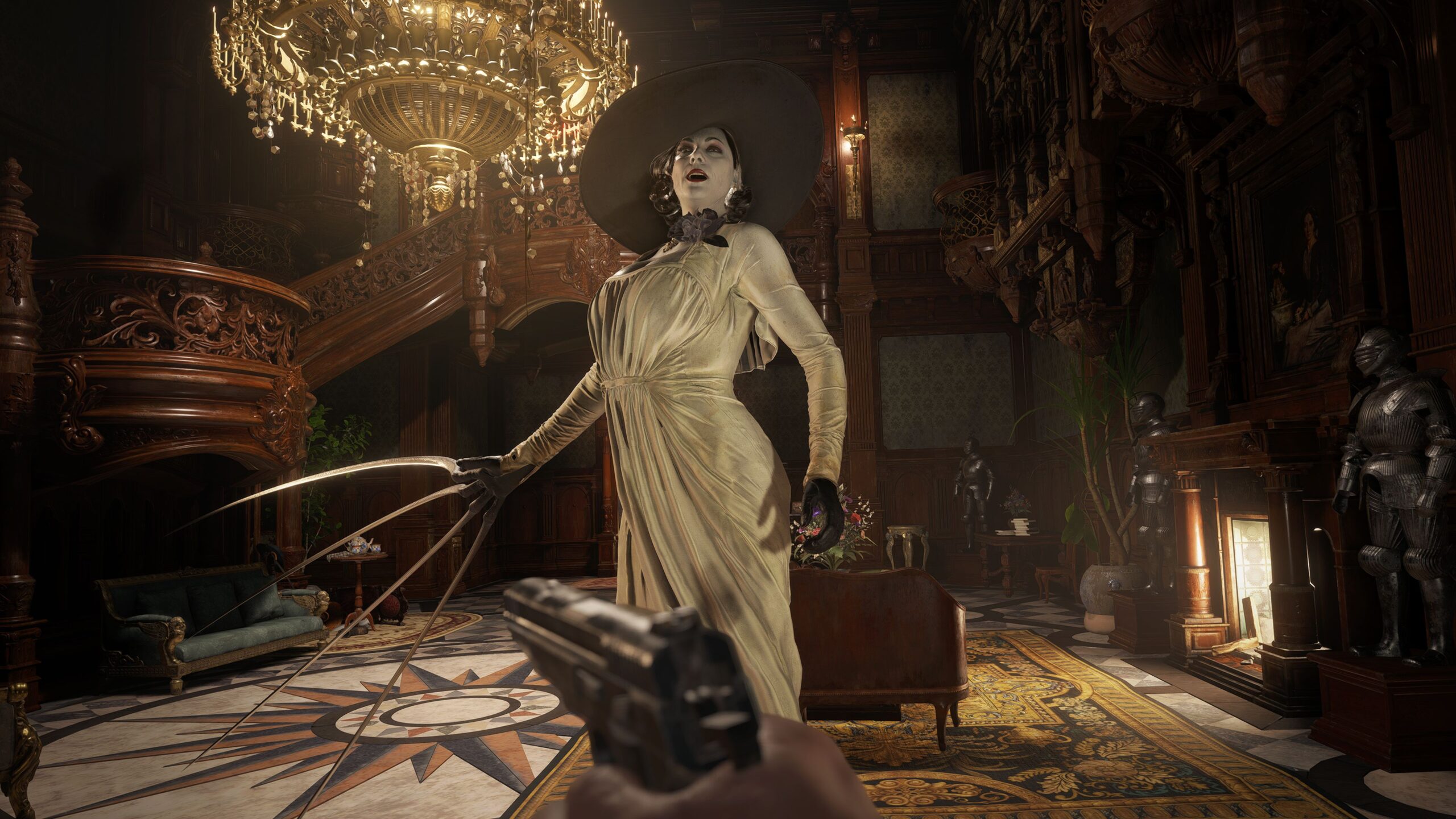 Cena do jogo Resident Evil: Village. Na perspectiva de primeira pessoa, encaramos uma mulher gigantesca que possui garras alongadas em sua mão direita, enluvada por luvas pretas. Ela usa um vestido branco e longo, com um chapéu de aba longa preto na cabeça. Ela é caucasiana, de cabelos pretos, com uma flor roxa abotoada em seu peito esquerdo. Fora de foco, vemos a mão do protagonista, caucasiano, com uma pistola preta apontada para o lado. Os personagens se encontram num salão ricamente decorado, com um lustre dourado acima de suas cabeças. À direita, uma escada de madeira dá acesso ao andar de cima, visível no topo da tela, atrás do lustre. À esquerda, uma lareira acesa decorada com armaduras de metal em ambos os lados. O piso do salão é decorado com uma estrela de várias pontas e um tapete amarelo e azul embaixo de um sofá atrás da mulher gigante. Atrás dela, ainda, vemos uma entrada guardada por armaduras que dá para outro corredor.