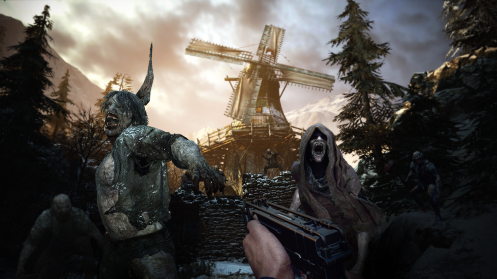 Cena do jogo Resident Evil: Village. Na perspectiva em primeira pessoa, vemos monstros se aproximando para nos atacar. À direita, um humanoide envolto por um pano desbotado exibe dentes afiados, enquanto à esquerda um monstro parecido com um lobisomem ergue o braço direito para atacar com uma ferramenta. Ele é peludo, com presas sangrentas e roupas rasgadas. Atrás desses dois monstros, outros se aproximam por trás. Fora de foco, atrás deles, vemos uma floresta escura e, no centro da tela, um muro de pedra, onde um dos monstros está empertigado. Atrás dele, um moinho de vento iluminado pelo Sol. As mãos do protagonista, caucasianas, seguram uma pistola automática preta com uma coronha dobrável virada para cima.