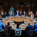 Na 3ª temporada de The Traitors, a coroa pesa mais que a adaga