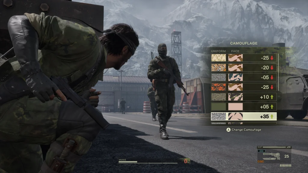 Cena do jogo Metal Gear Solid Delta: Snake Eater. Se escondendo no canto de um caixote, Snake observa um soldado que se aproxima. Snake é um homem caucasiano de cabelos e barba castanhos, usando um uniforme verde com padrões camuflados, uma bandana escura na testa e luvas pretas. Em sua mão direita ele segura uma pistola equipada com um silenciador. O soldado que se aproxima, à sua esquerda, veste um uniforme militar verde escuro, com uma máscara preta no rosto, segurando um rifle nos braços. Na parte direita da tela, um menu está aberto com várias combinações de camuflagem para o uniforme e o rosto de Snake, com valores relativos à sua camuflagem atual, indicados por setas verdes e vermelhas. Na parte inferior da tela, vemos uma barra com os pontos de vida de Snake, sua estamina e a porcentagem atual de sua camuflagem, 0%. No canto direito inferior, vemos sua arma equipada, a qualidade de seu silenciador, quantas balas há no pente e quanta munição ele ainda tem. Os personagens se encontram no que parece ser um hangar militar, com veículos e um armazém ao fundo, cobertos por uma cordilheira nevada no horizonte.