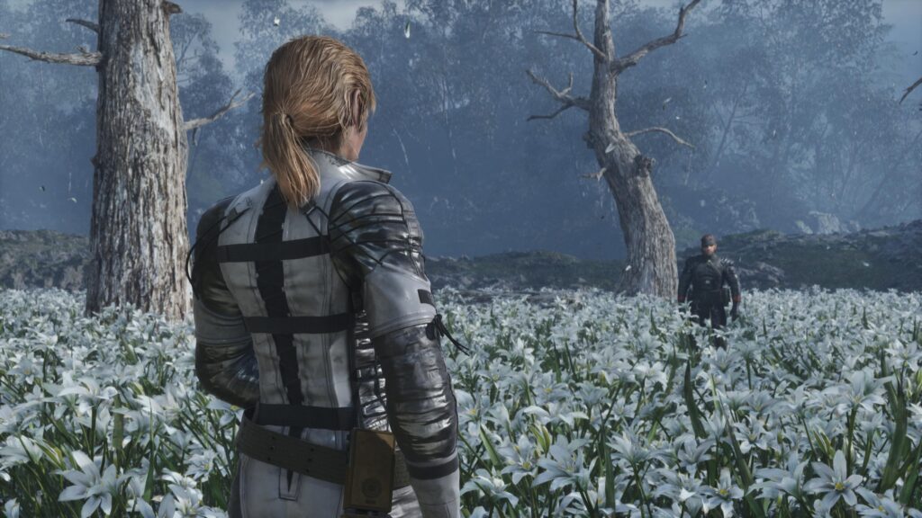 Cena do jogo Metal Gear Solid Delta: Sanke Eater. The Boss enfrenta seu antigo aprendiz, Snake, num campo de flores brancas. The Boss é uma mulher caucasiana de cabelos loiros amarrados em um rabo de cavalo, usando um uniforme branco com detalhes prateados e negros. Vemos ela de costas e, do outro lado do campo, Snake, um homem caucasiano de barba e cabelos castanhos, usando um tapa-olho no olho direito, vestindo um uniforme de combate preto e uma bandana escura na testa. Atrás de Snake vemos o tronco nu de uma árvore branca sem folhas e outra à direita de The Boss. O campo de flores é separado do resto de uma floresta por um muro de pedras baixo.