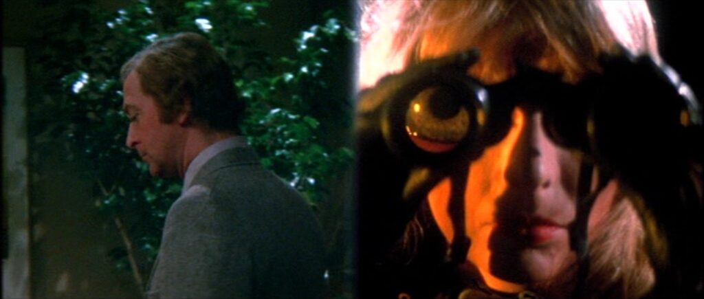 Fotografia dos personagens Elliott e Bobbi. Elliott aparece de lado, na parte esquerda da imagem. Bobbi aparece de frente, olhando por um binóculo, na parte direita da imagem.