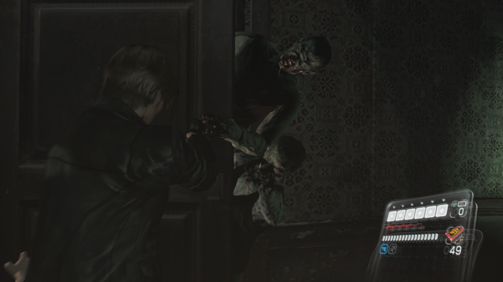 Cena do jogo Resident Evil 6. Leon mira em zumbis que tentam entrar na sala enquanto Helena tenta fechar a porta pela qual eles se espremem. Leon é um homem caucasiano loiro usando uma jaqueta escura, posicionado no lado esquerdo da tela. Ele ergue a pistola com ambas as mãos e mira em dois zumbis que tentam entrar horizontalmente pela abertura na porta. Atrás deles, vemos a parede de um recinto mal iluminado, coberto com um papel de parede claro. No canto inferior esquerdo vemos a mão direita de Helena tentando fechar a porta e, no canto inferior direito, três barras brancas representam a vida de Leon, seu vigor e a quantidade de balas restantes.