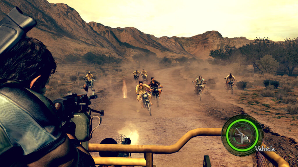 Cena do jogo Resident Evil 5. Jogando com Chris, controlamos uma metralhadora montada na caçamba de um veículo, atirando em infectados que nos perseguem pela savana africana emm motocicletas. Chris, no canto esquerdo da tela, é um homem caucasiano de cabelos pretos usando uma camiseta clara com mangas escuras, atirando a metralhadora. Abaixo dele, podemos ver outra pessoa atirando com outra metralhadora. No canto inferior direito um círculo informa o estado da arma. Eles e os perseguidores dirigem por um terreno desértico, com árvores pequenas e arbustos do lado direito e montanhas do lado esquerdo.