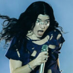 No Lolla, Lorde faz show primitivo e convida público para catarse extracorpórea 