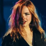 Fama, dinheiro e o carisma apoteótico de Addison Rae no último pôr do sol do Lollapalooza