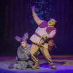 Shrek – O Musical faz comédia para quem não larga o celular