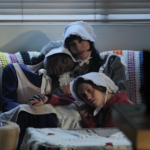 Em sátira consciente, Sisters reimagina o passado com uma pegada moderna